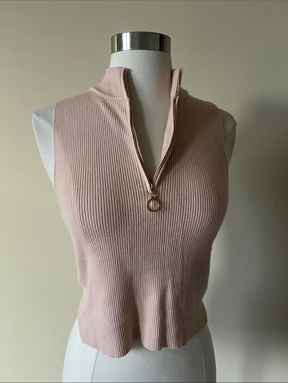 Sleeveless Ribbed Half-Zip Top with Ring Pull in Dusty Pink
